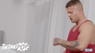 TWINKPOP – Muscular Yoga Instructor Clark Delgaty Can’t Hold Himself With Felix Fox In His Class